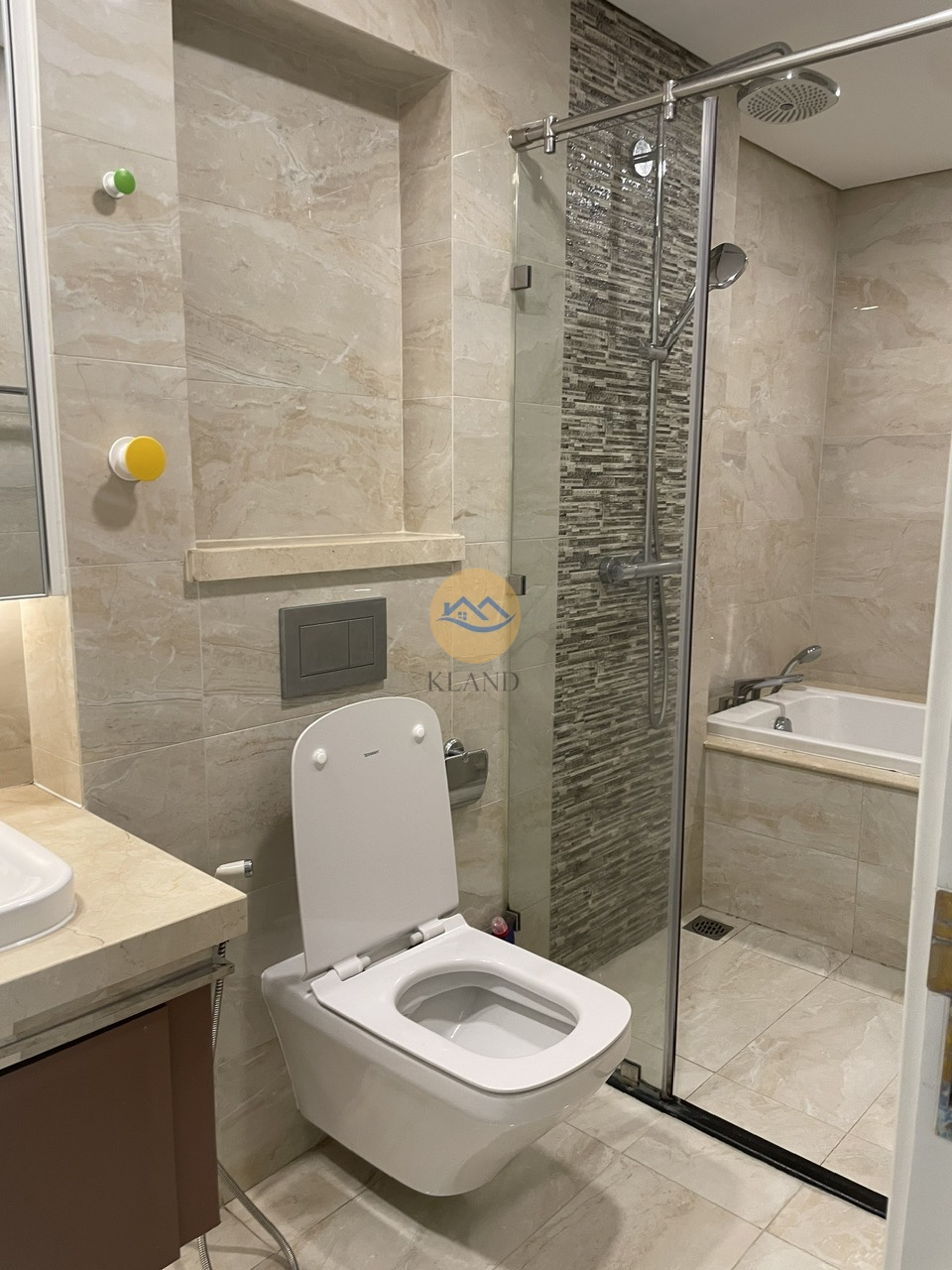 Cho thuê căn hộ 2 phòng ngủ Vinhomes Golden River Ba Son Quận 1 – View sông đẹp